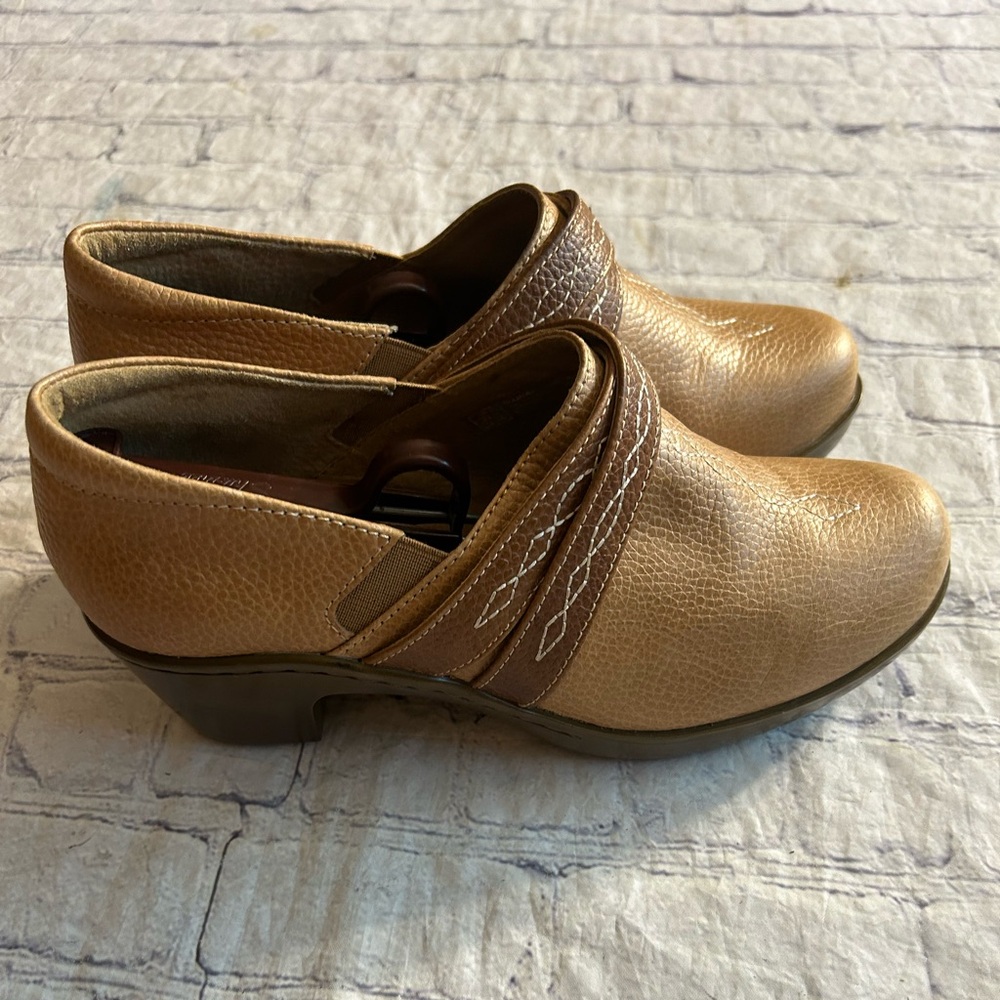 ARIAT TWO-TONE BROWN/CARMEL PEBBLE GRAIN TEXTURE CLOGS WOMEN’S SIZE 9B